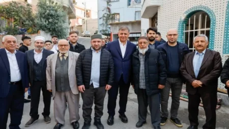İzmir Büyükşehir Belediye Başkanı Cemil Tugay bayram sabahı Karabağlar’da sahaya indi