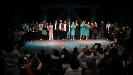 Bornova’da tiyatro dolu gece: ‘İntiharın Genel Provası’na yoğun ilgi, Başkan Eşki’den çarpıcı mesajlar